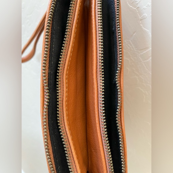 Wanderers Leather Crossbody Wristlet Clutch Tan Brass Hardware Great Pockets EUC - Picture 9 of 15